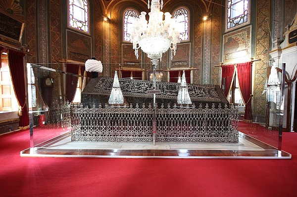 Fatih Sultan Mehmet'in Türbesinin Elektriği Kesildi