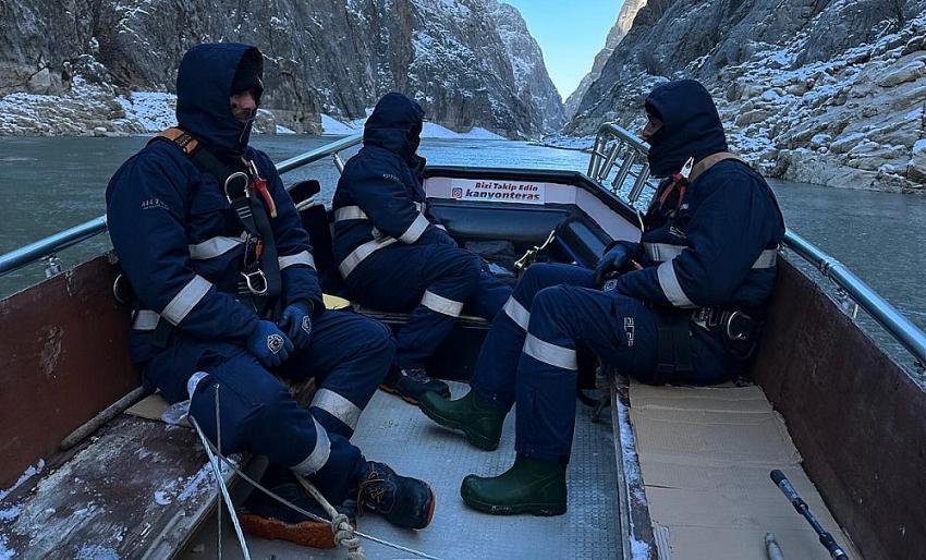 Aras EDAŞ Ekipleri Karadan Ulaşılamayan Arızalara Tekne İle Müdahale Ediyor