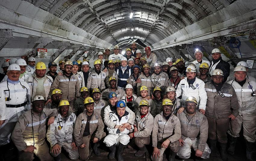 Bakan Bayraktar Madencilerle Eksi 630 Metrede İftar Açtı
