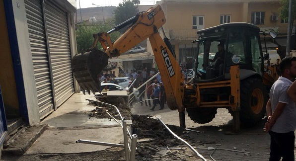 Borç Yüzünden Elektrikleri Kesilen Belediye DEDAŞ Binasını Yıktı