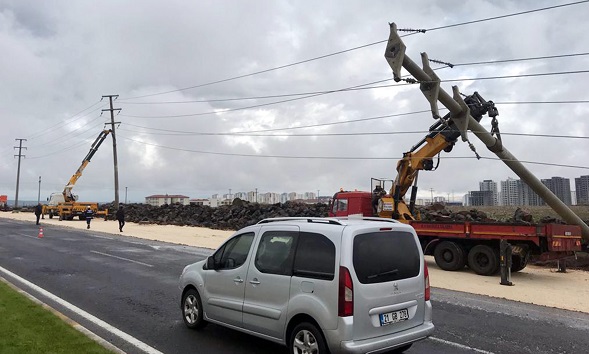 Aşırı Yağış Diyarbakırâ€™da Elektrik Direklerini Devirdi