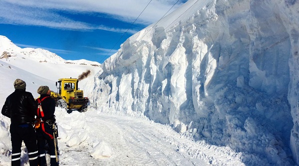 Şırnakâ€™ta Elektrik Direkleri Karın Altında Kayboldu