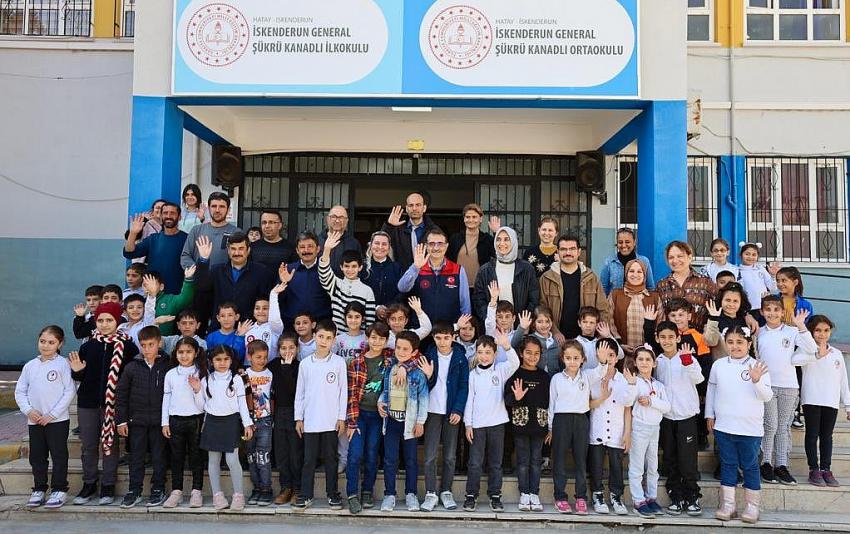 Bakan Dönmez Deprem Bölgesinde Yeniden Eğitime Başlayan Okulları Ziyaret Etti