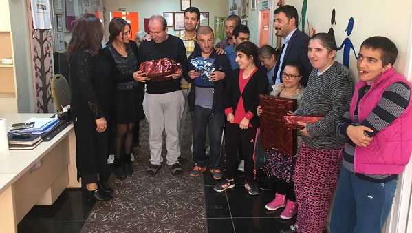 Fırat EDAŞ Çalışanları Engelli Çocukların Yüzünü Güldürdü