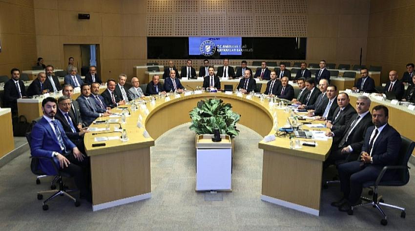 Bakan Bayraktar Elektrik Dağıtım Şirketlerinin Patronları İle Buluştu
