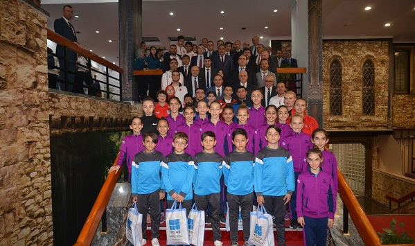 Orhan Kaldırım Başarılı Sporcuları Ödüllendirdi