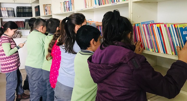 UEDAŞ 21 Köy Okuluna Kütüphane Kurdu