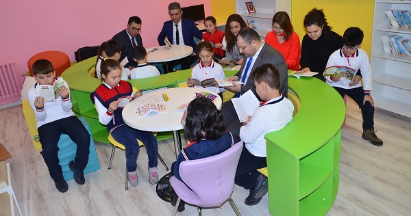 UEDAŞ 11 Köy Okuluna Kütüphane Kurdu