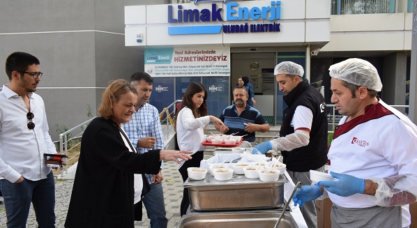 Limak Uludağ Elektrik Müşterilerine Aşure ikram Etti