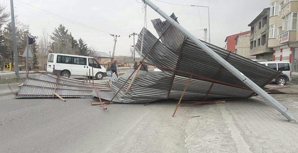 VEDAŞ Ekiplerinin Zorlu Fırtına Mesaisi