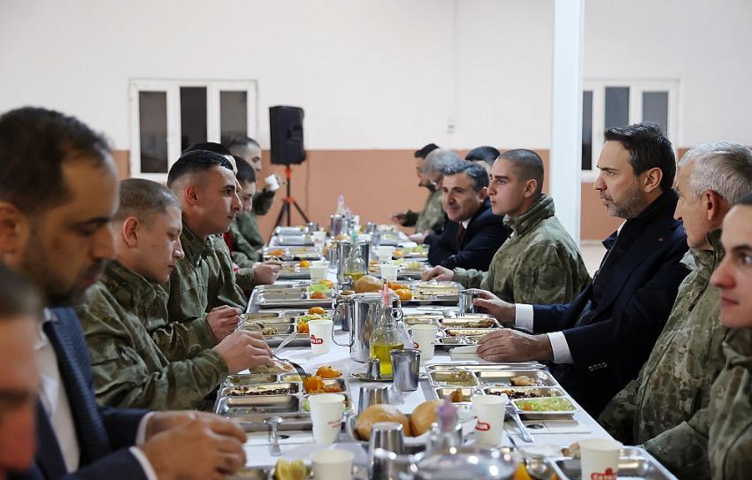 Bakan Bayraktar Yeni Yıla Mehmetçik İle Girdi