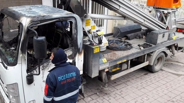 DEDAŞ'a Ait Araç Yakıldı