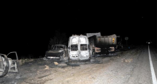 PKK'lı Teröristler FEDAŞ'ın Aracını Yaktı