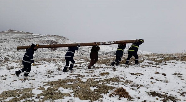 Elektrik Dağıtım işçileri Kesintisiz Enerji için Çalışıyor