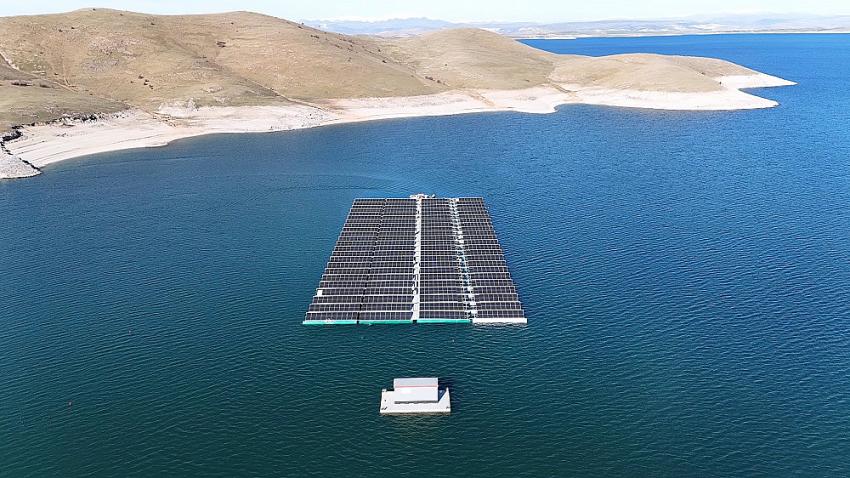 Türkiye'nin İlk Yüzer GES'i Elektrik Üretmeye Başladı